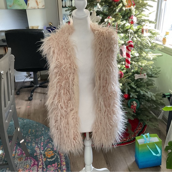 jkt Jackets & Blazers - Women's Faux Fur Vest in Cream